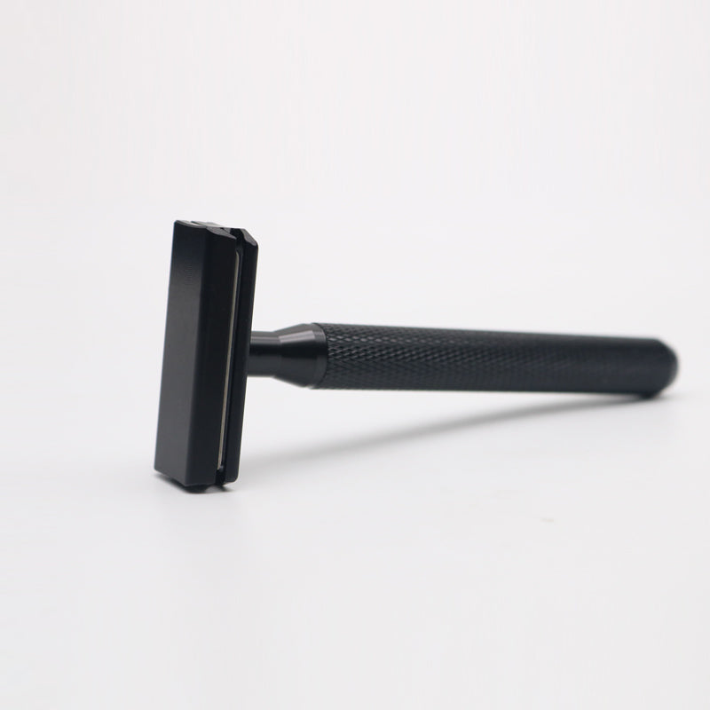 Precision safety razor: the ultimate tool for an irritation-free shave, featuring a 30° angle for an ultra-close shave.