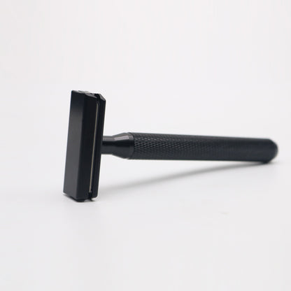 Precision safety razor: the ultimate tool for an irritation-free shave, featuring a 30° angle for an ultra-close shave.