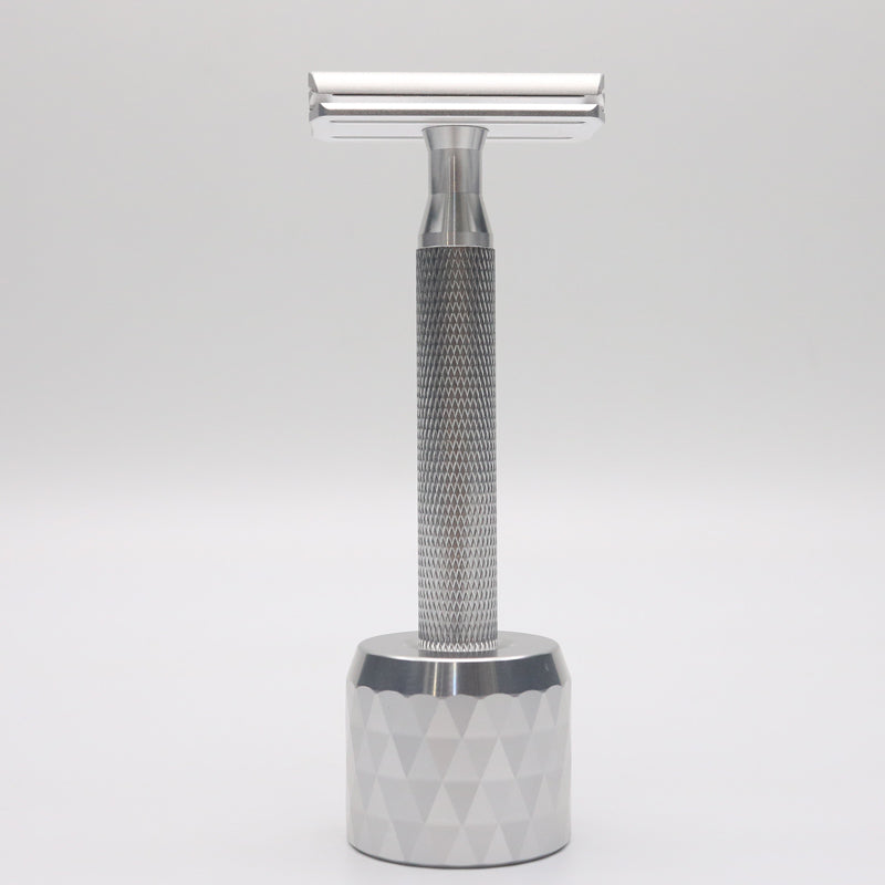 Precision safety razor: the ultimate tool for an irritation-free shave, featuring a 30° angle for an ultra-close shave.