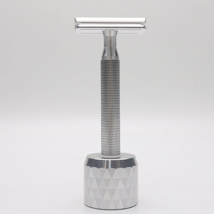 Precision safety razor: the ultimate tool for an irritation-free shave, featuring a 30° angle for an ultra-close shave.