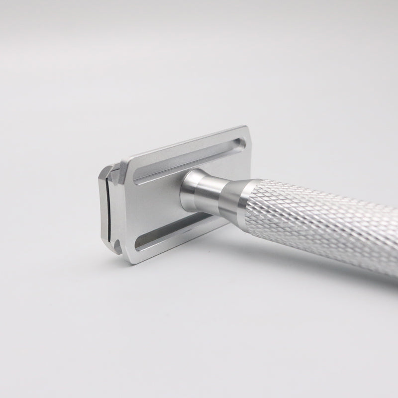 Precision safety razor: the ultimate tool for an irritation-free shave, featuring a 30° angle for an ultra-close shave.