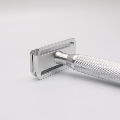 Precision safety razor: the ultimate tool for an irritation-free shave, featuring a 30° angle for an ultra-close shave.