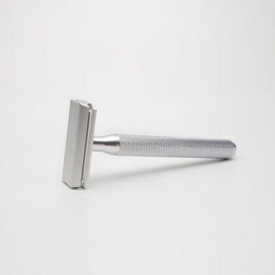 Precision safety razor: the ultimate tool for a zero-irritation shave, featuring a 30° angle for a closer fit.