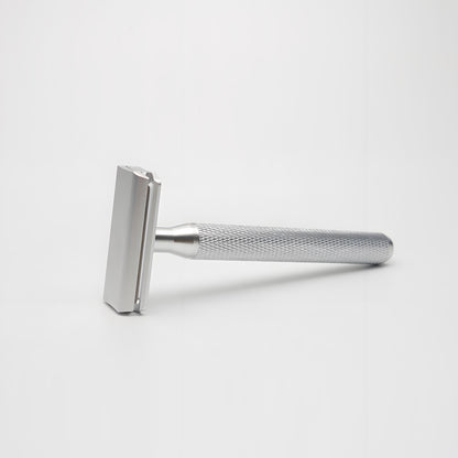 Precision safety razor: the ultimate tool for an irritation-free shave, featuring a 30° angle for an ultra-close shave.