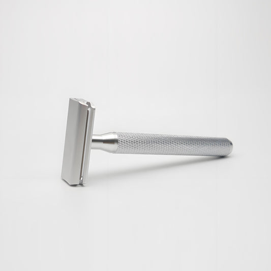 Rasoir de sécurité de précision : l'outil ultime pour un rasage sans irritation, doté d'un angle de 30° pour un rasage au plus près.