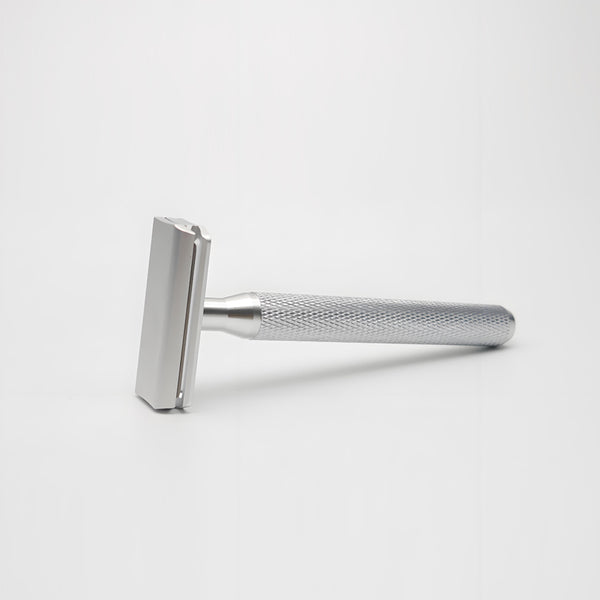 Precision safety razor: the ultimate tool for a zero-irritation shave, featuring a 30° angle for a closer fit.