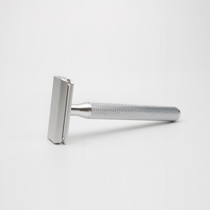 Precision safety razor: the ultimate tool for a zero-irritation shave, featuring a 30° angle for a closer fit.
